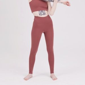 Girlfriend collective float leggings in color fig
